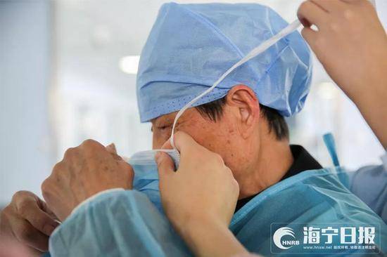 老人和植物人妻子ICU办金婚仪式 一句话所有人泪目