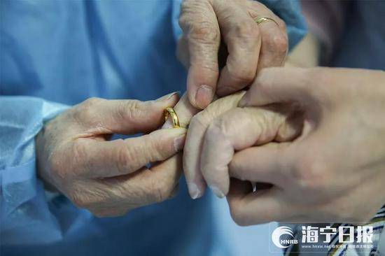 老人和植物人妻子ICU办金婚仪式 一句话所有人泪目
