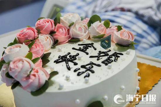 老人和植物人妻子ICU办金婚仪式 一句话所有人泪目