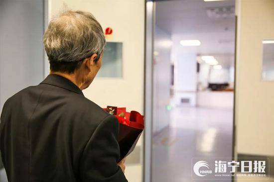 老人和植物人妻子ICU办金婚仪式 一句话所有人泪目