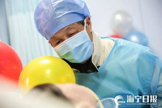老人和植物人妻子ICU办金婚仪式 一句话所有人泪目