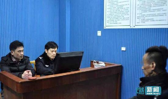 男子舞狮脚踏国旗