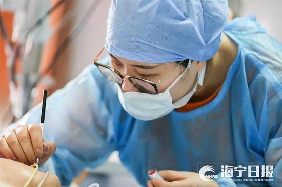 老人和植物人妻子ICU办金婚仪式 一句话所有人泪目