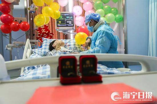 老人和植物人妻子ICU办金婚仪式 一句话所有人泪目