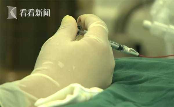 14岁男孩骑车下体睾丸被摘除