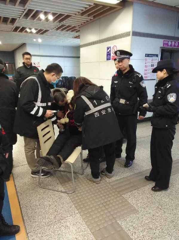 7旬老太地铁内突呕吐不止 警民上演生死急救