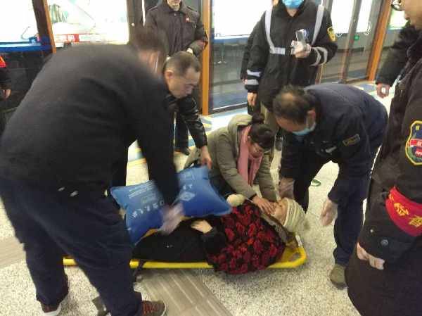 7旬老太地铁内突呕吐不止 警民上演生死急救