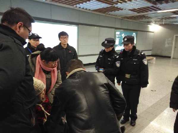 7旬老太地铁内突呕吐不止 警民上演生死急救