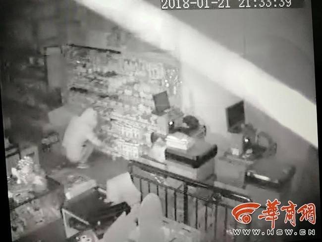 吸毒男藏超市货架夜盗近百条香烟