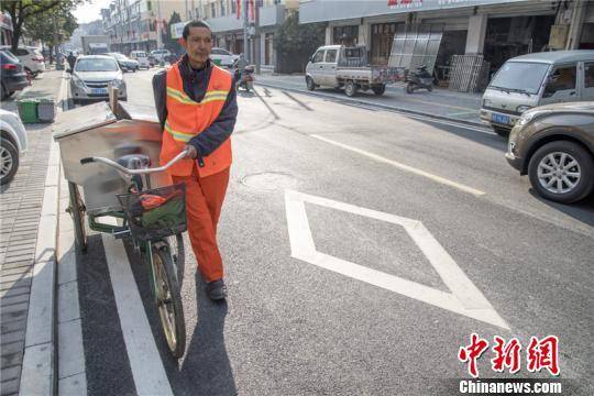 七旬环卫工下班坚持到图书馆看书