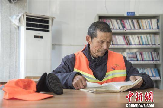 七旬环卫工下班坚持到图书馆看书