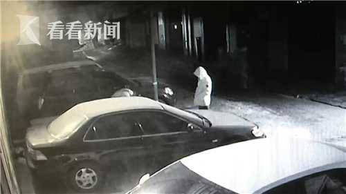 两男子深夜砸车扎胎