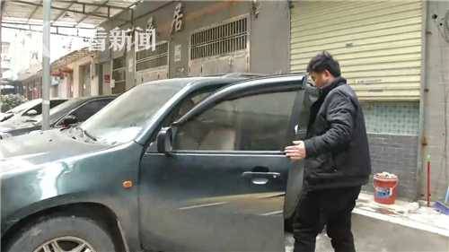 两男子深夜砸车扎胎