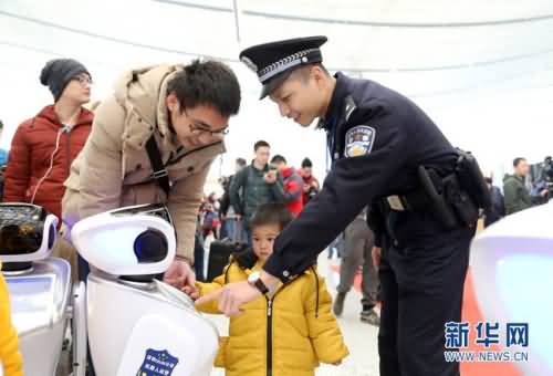 机器人警察编队 巡逻吸睛两不误