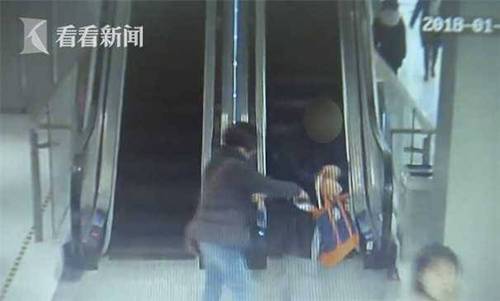 奶奶为讨孙子“欢心”开着路虎去玩具店偷玩具车