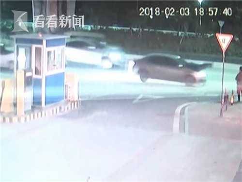 男子酒后突然跃上飞驰中的轿车