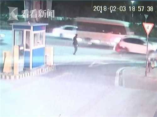 男子酒后突然跃上飞驰中的轿车