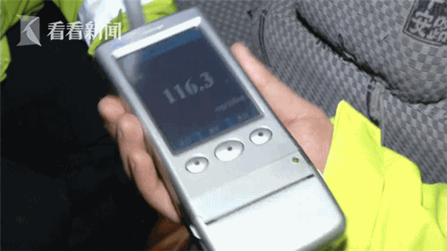 醉驾遇交警 司机弃车而逃称“我内急”