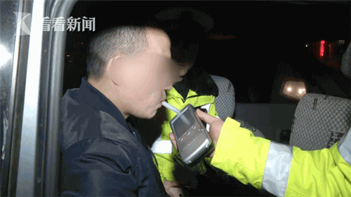 醉驾遇交警 司机弃车而逃称“我内急”