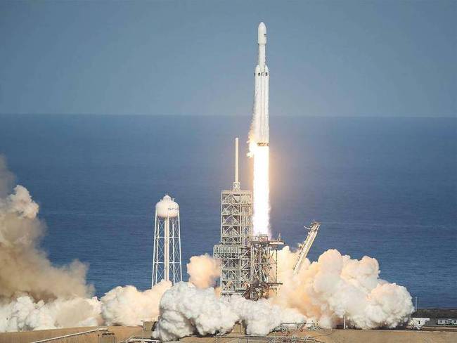 猎鹰重型发射成功 马斯克圆梦：特斯拉被带入太空