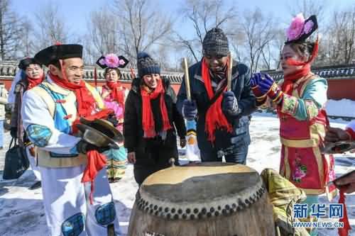 演员在赫图阿拉故城教塔吉克斯坦留学生莫贝贝体验传统满族年俗