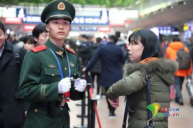 武警在北京西站执勤。