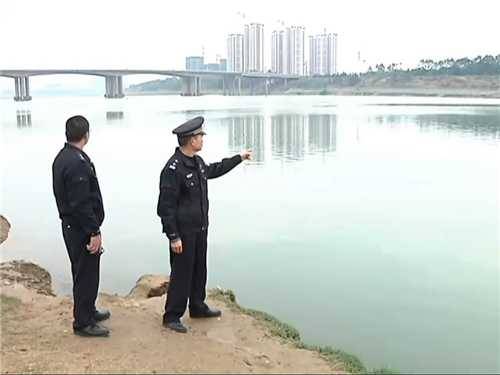 小偷被抓现行情急跳河 因水太冷随后自己爬上岸