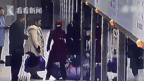 男子数次扒地铁车门等妻上车 致列车延误近1分钟