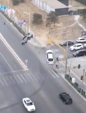 甘南地区现“漂浮汽车”