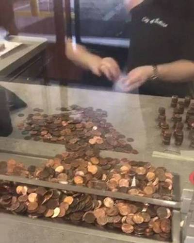 震惊！女子携49369枚硬币支付水费账单