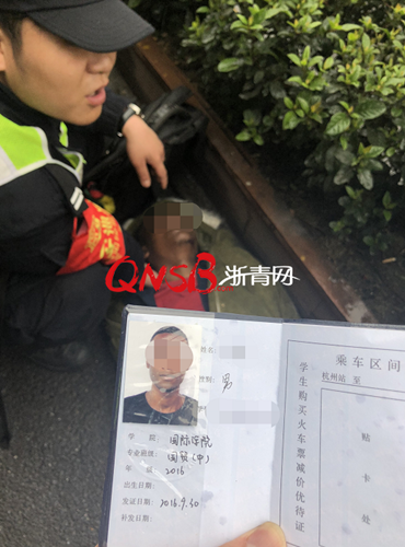 外国小伙醉倒路边 身边有一张16分中文模拟试卷
