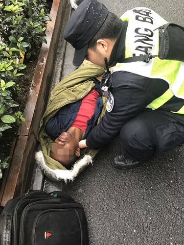 外国小伙醉倒在路边