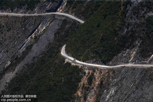 峡谷“挂壁路”似巨龙盘绕山间