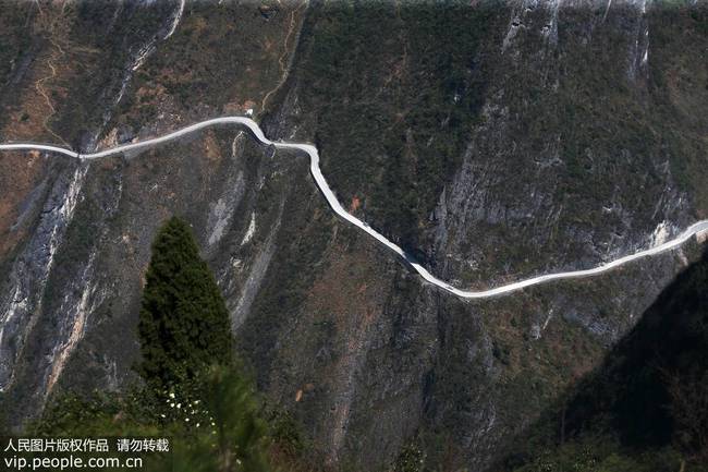 峡谷“挂壁路”似巨龙盘绕山间