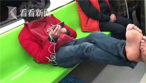北京地铁一男子当众脱鞋