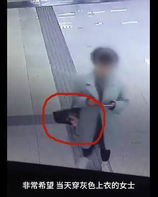 3月10日，武汉，一名疑似醉酒女子在地铁站内走着“魔鬼步”，数千元现金从挎包内掉出浑然不觉。 截屏图