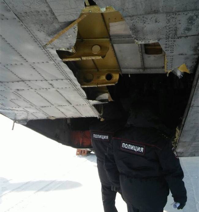俄罗斯飞机起飞时货舱门掉落大量金块落地
