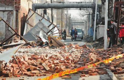 废弃房墙体突然倒塌 夫妻路过被砸市民搬砖救人