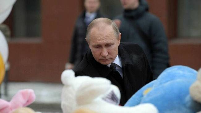 俄罗斯总统普京献花悼念遇难者。东方IC