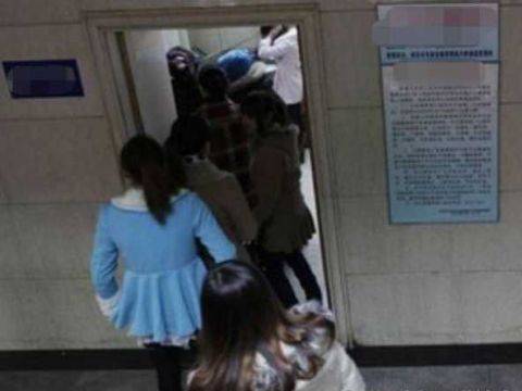 女子进卫生间一个小时没出来 原来是在里面生产了
