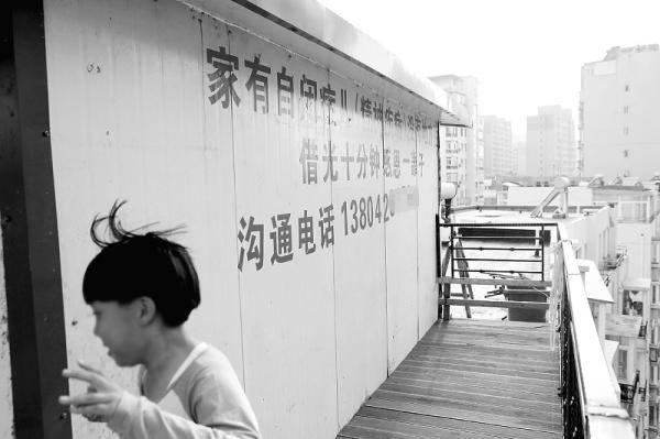 业主在楼顶违建秘密花园:家有自闭儿 不想扰邻