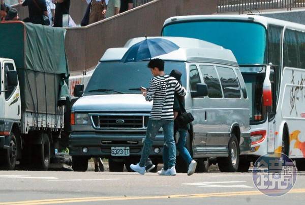 王大陆亲密搂女助理。