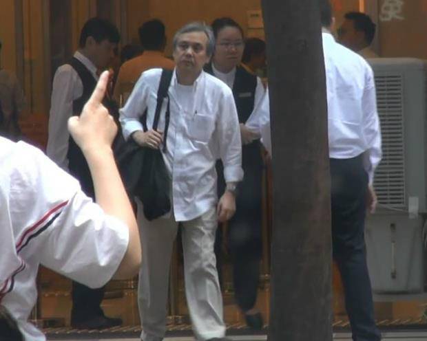 58岁导演陈嘉上被曝恋女星 手牵手对方比他小30岁