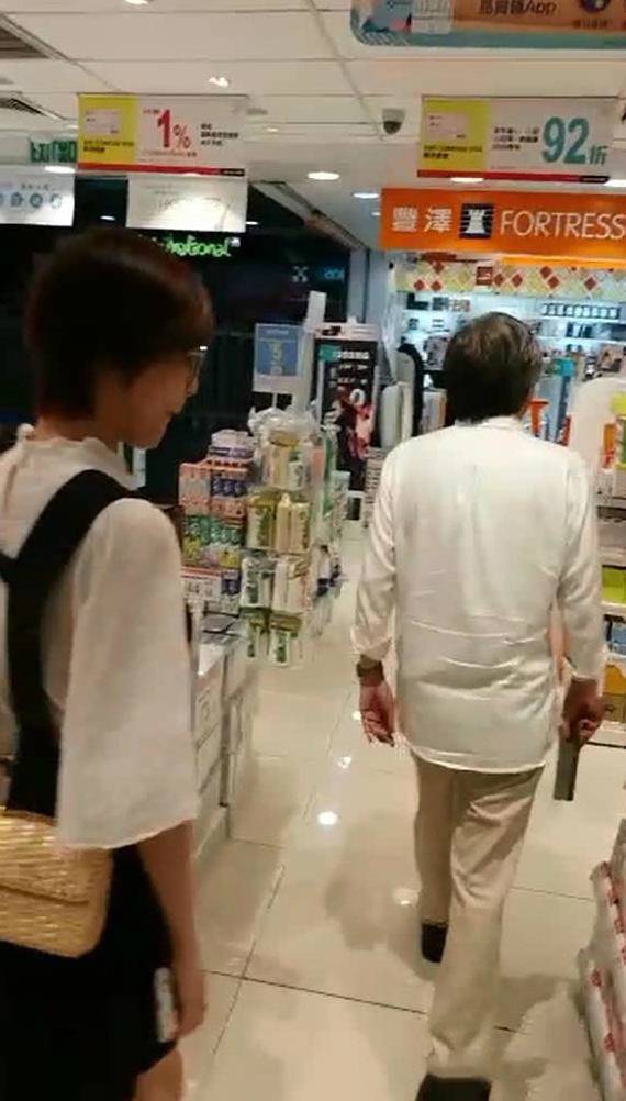 58岁导演陈嘉上被曝恋女星 手牵手对方比他小30岁