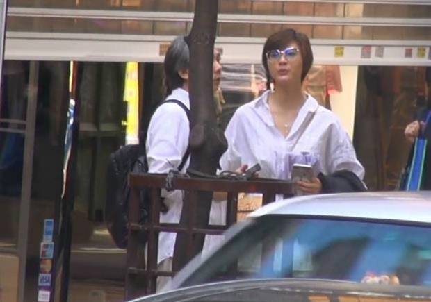 58岁导演陈嘉上被曝恋女星 手牵手对方比他小30岁