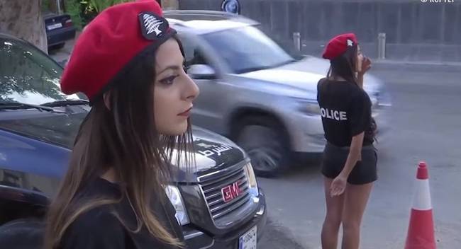 为吸引西方游客 这个中东国家女警穿热裤指挥交通