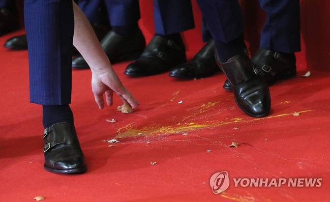 韩国队遭扔鸡蛋 在孙兴慜的面前开了花