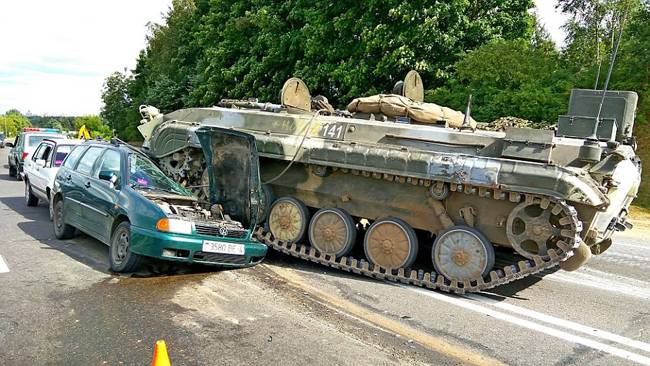 坦克失控碾压汽车 祖孙两人从车里逃脱受擦伤