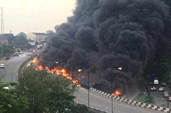 尼日利亚油罐车爆炸50多辆车被点燃 至少9人死亡