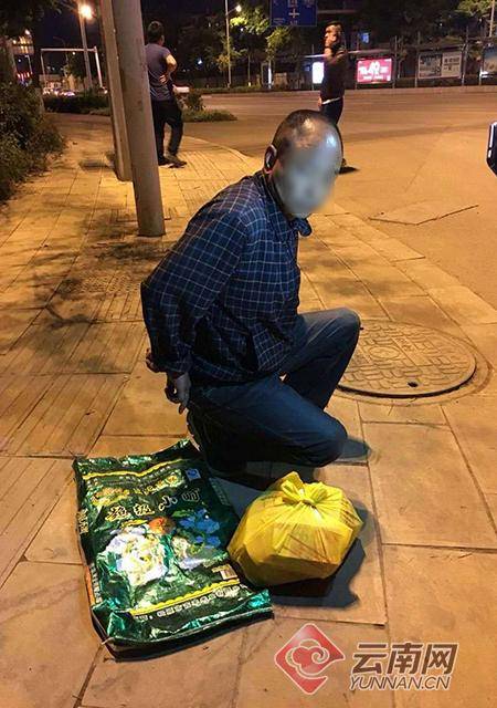 男子携带39万假币当街叫卖 币面粗糙连冥币都不如